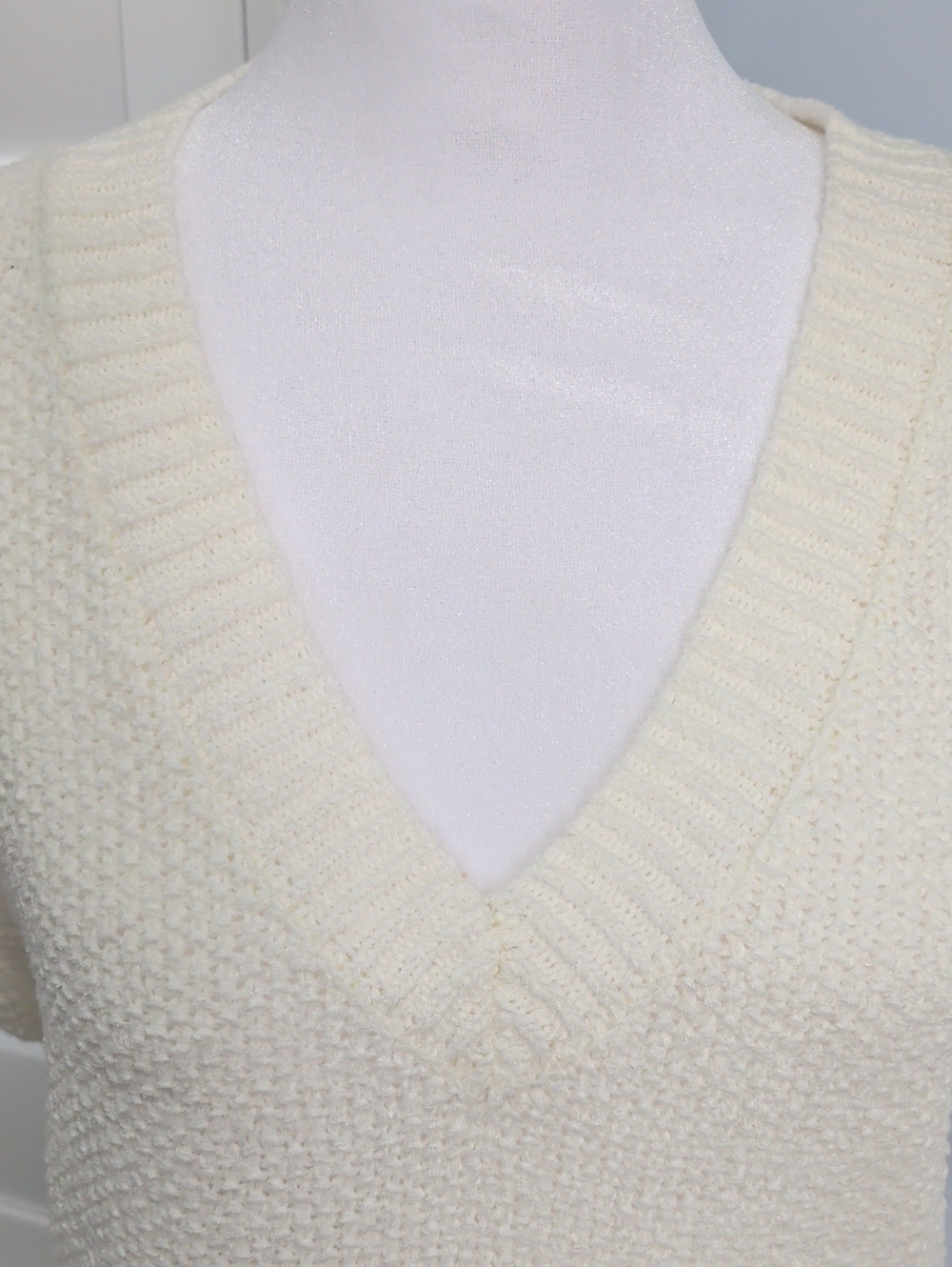 NWOT moon & madison Cream V-Neck Textured Knit Sweater - Picture 2 of 6